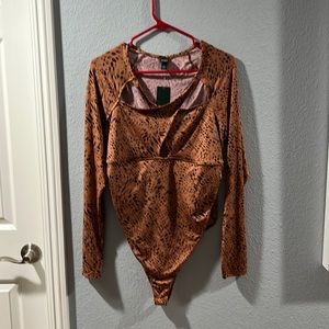 FLATTERING ANIMAL PRINT BODYSUIT WITH CUTOUTS